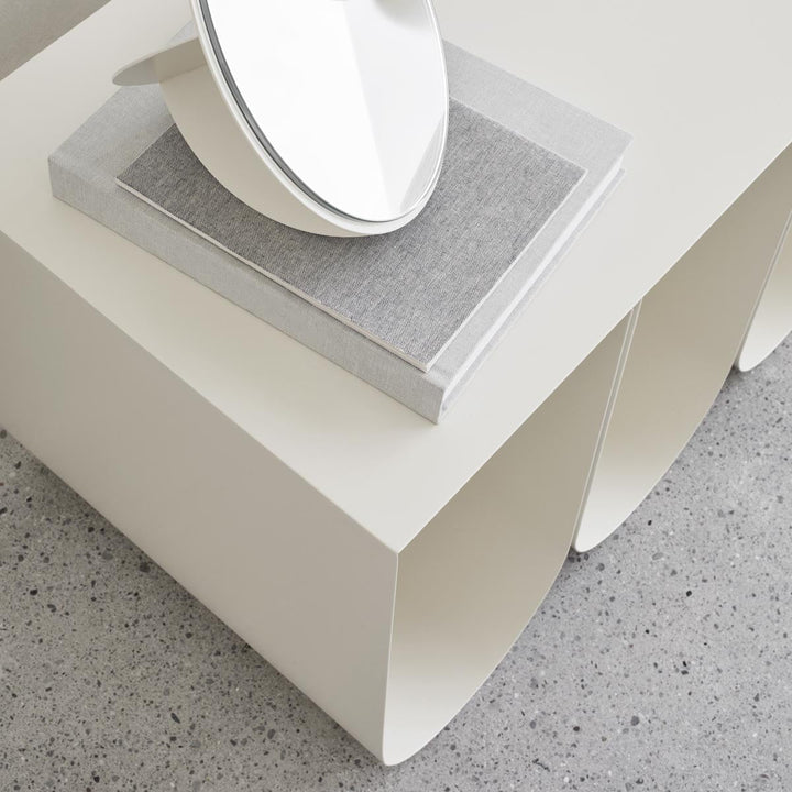 Kristina Dam Sitzbank Curved Bench Beige | Weiß