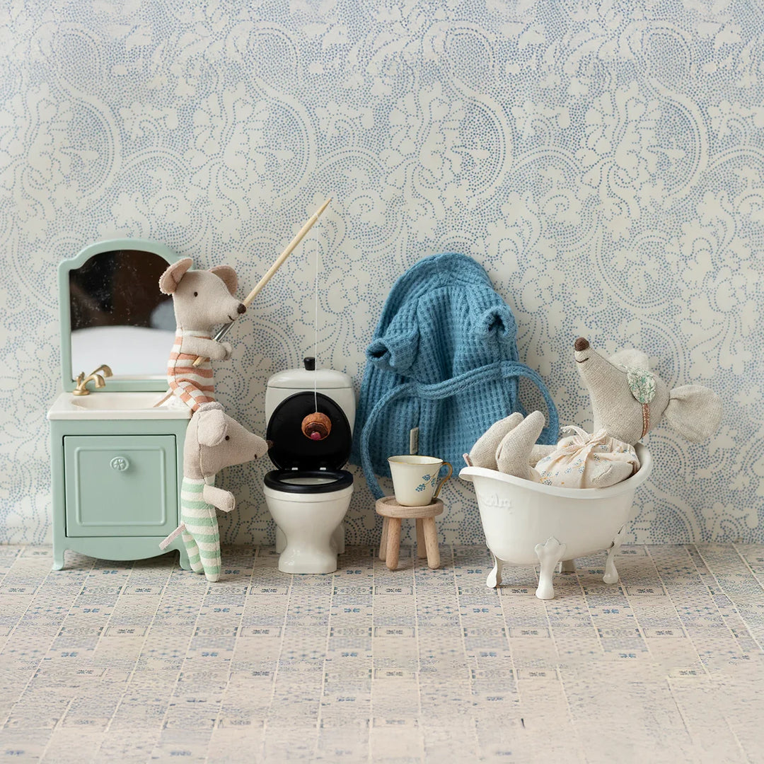 Maileg Badezimmer mit Mäusen, Badewanne, Toilette und Waschbeckenkommode