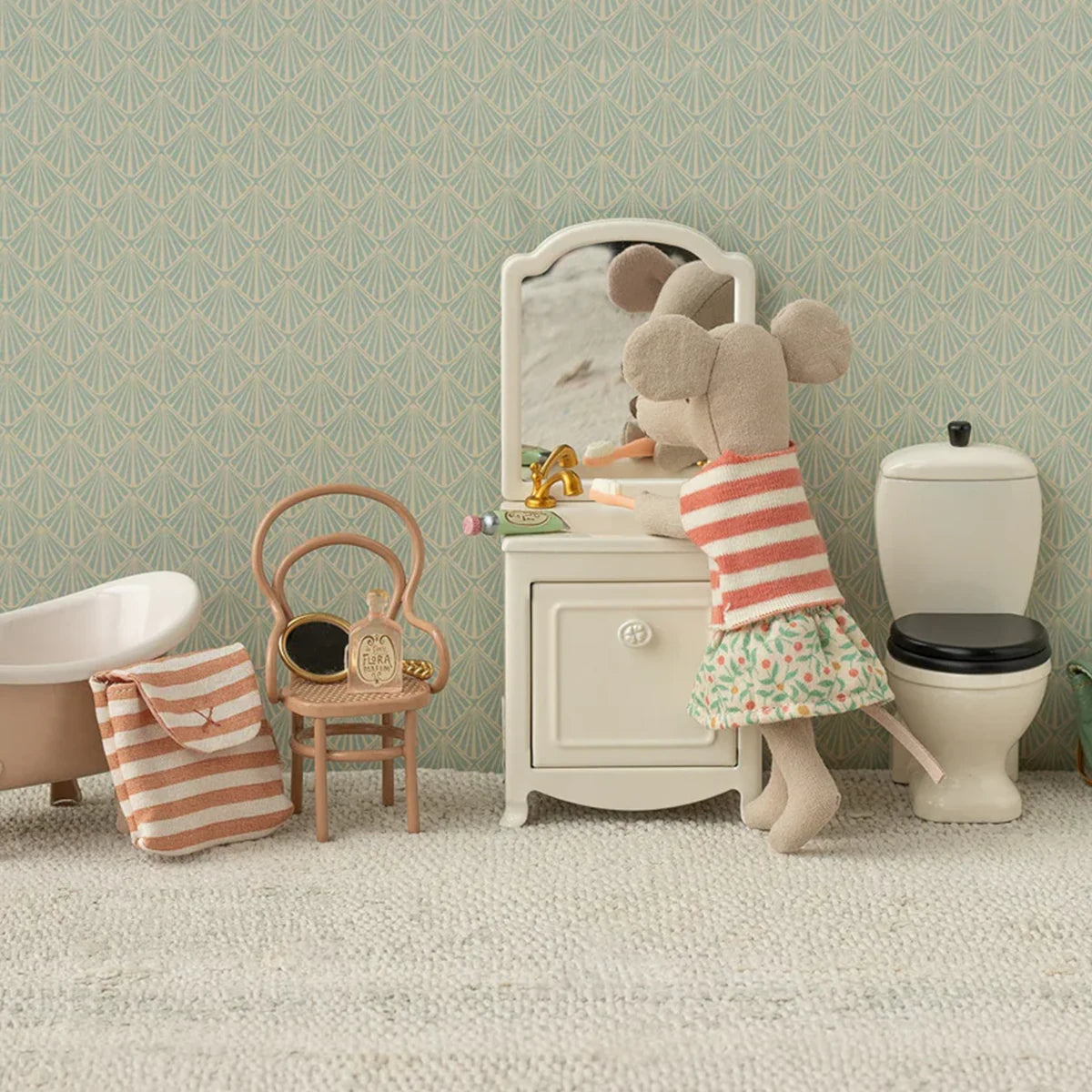 Maileg große Schwester Maus im Badezimmer