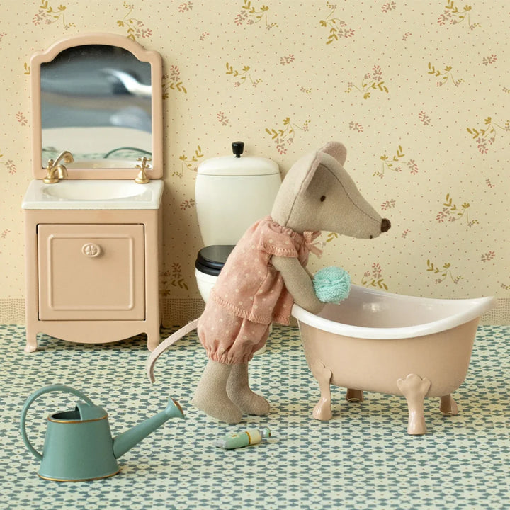 Maileg große Schwester Maus im Badezimmer