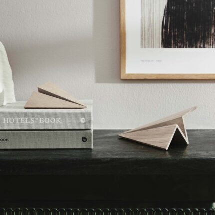 Boyhood Dekofigur Papierflieger Eichenholz
