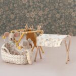 Maileg Wickeltisch Babymaus - Rose – Bild 2