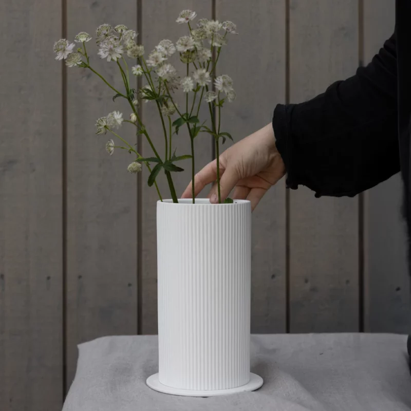 Storefactory Vase Ede weiß geriffelt mit Blumen