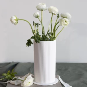 Storefactory Vase Ede weiß geriffelt mit Blumen