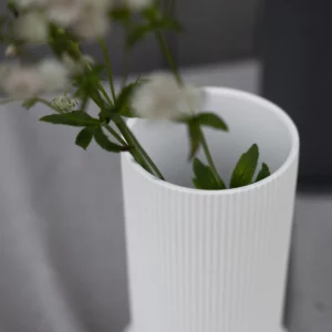 Storefactory Vase Ede weiß geriffelt mit Blumen