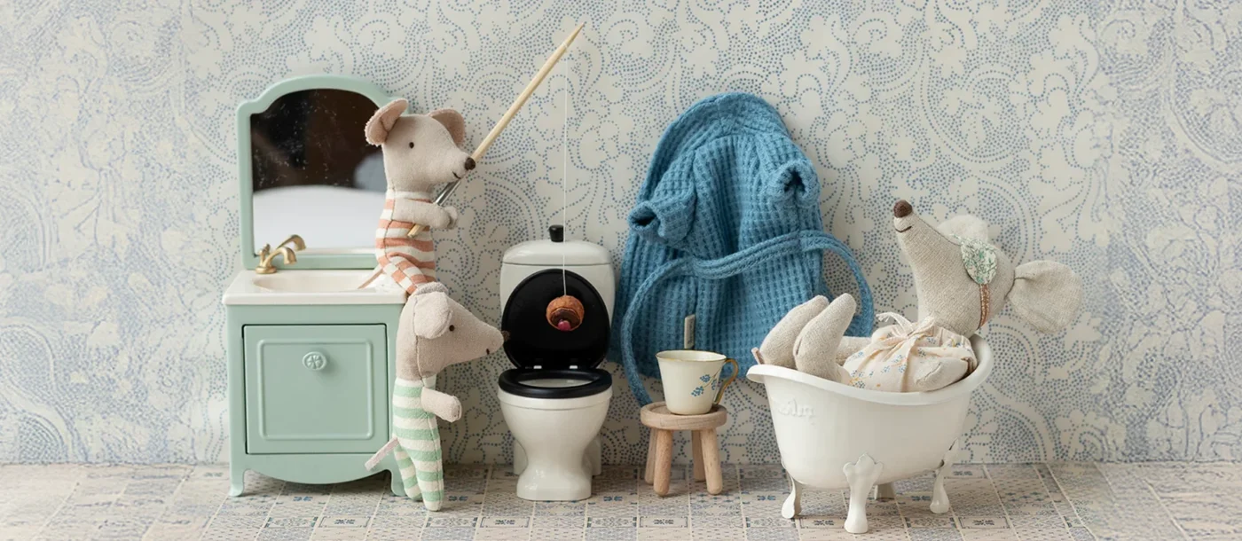 Maileg Badezimmer Maus mit Badewanne, Toilette, Waschtisch und Mäusen