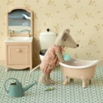 Maileg große Schwester Maus im Badezimmer