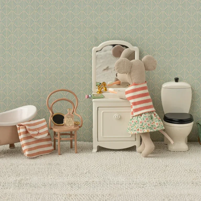 Maileg große Schwester Maus im Badezimmer